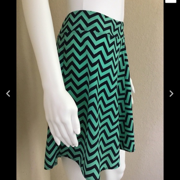 Francesca’s Bird Cage Women's Skirt Sz L Chevron - Picture 2 of 5